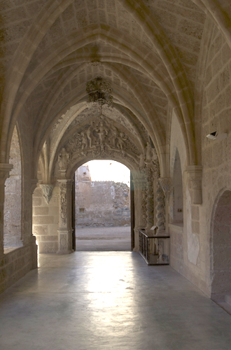 Galería este del claustro del monasterio de piedra con la puerta de acceso a la iglesia